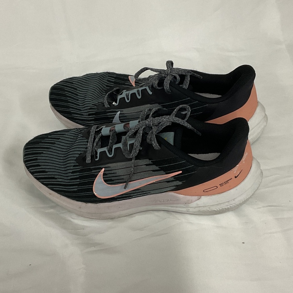 EUC Woman’s Nike sneakers